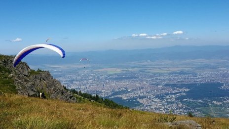 Парапланерист пострада на Витоша, пратиха му хеликоптер