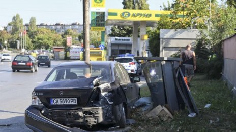 Кола се удари в газозамерно табло на метри от бензиностанция