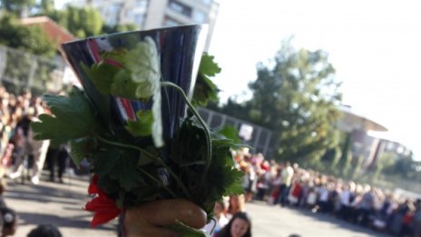 На добър час, ученици! Учебната година почна, с цветя и звънци