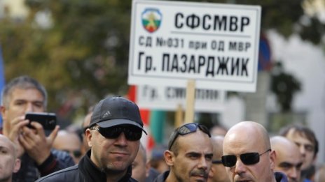 Полицаи на протест: За заплати, за промяна в закона...