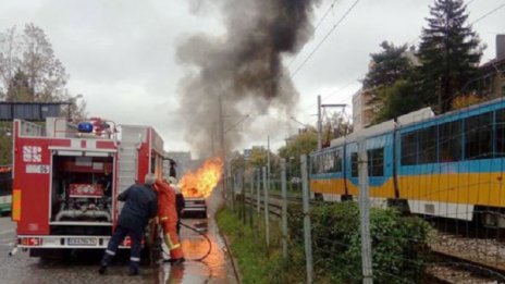 Автомобил се запали в движение на столичен булевард