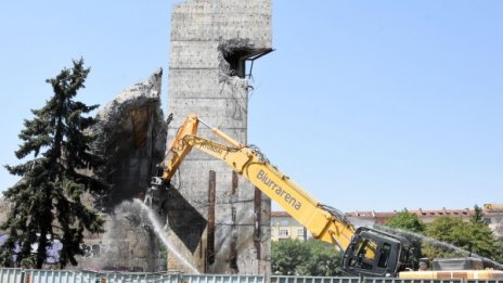 Паметникът пред НДК - премахнат без документи