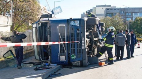 ТИР не взе завоя, обърна се на тротоар в Силистра