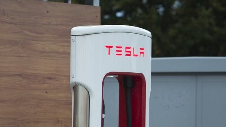 Tesla ще произвежда по-малко коли Model S и Model X