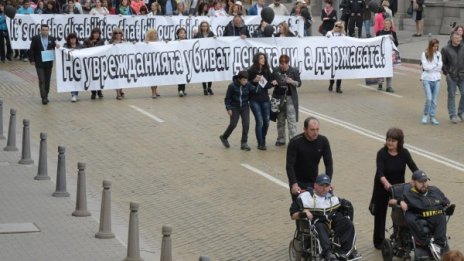 Личен асистент на две болни деца, а 4 месеца без заплата!