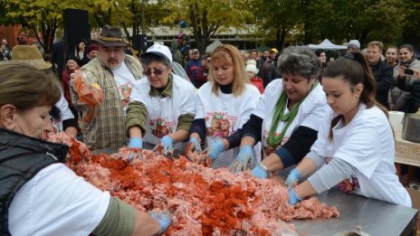 Хапват ви се кюфтета и сармички? Отскочете до Генерал Тошево