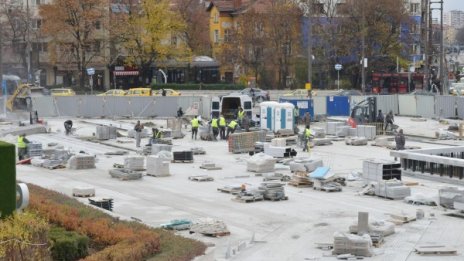 Ремонтът на площада пред НДК върви по график