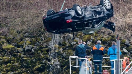 Коли във водата: Bentley в езеро, Шевролет в река!