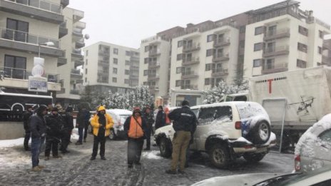 Абсурд в XXI в.: Без достъп до дома, оградени като в концлагер