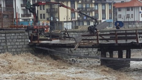 Повишени води и прииждащи реки в цялата страна