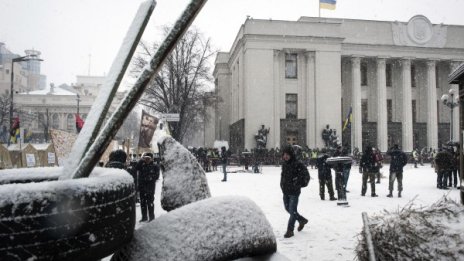 Полицаи vs. привърженици на Саакашвили в Киев 