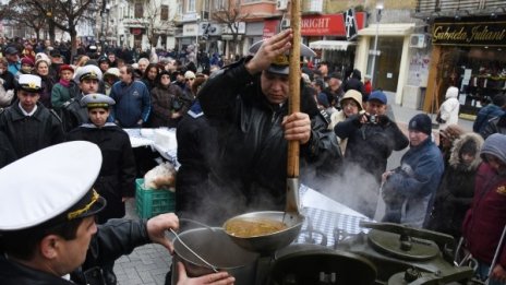 Моряци с курбан за празника, нагостиха варненци