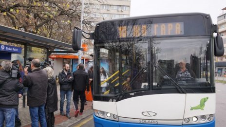 Автобус на градския транспорт се вряза в сграда в Пловдив