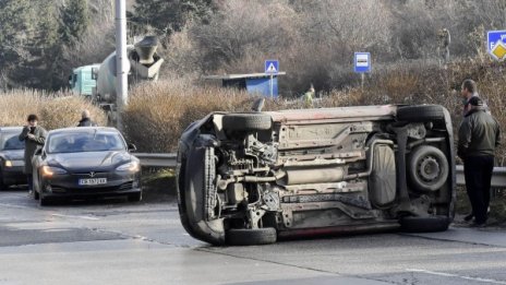 Каскада в София: Миниван се преобърна на "България"