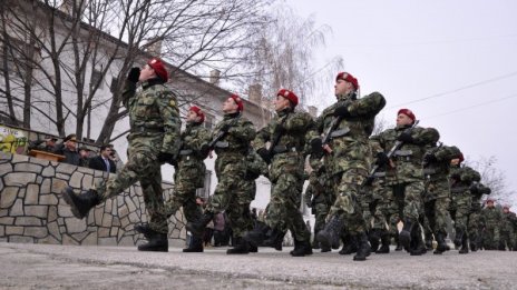 Леви, десни... Мирно! Властта готви доброволна казарма