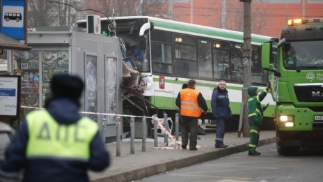 Автобус се вряза в спирка в Москва, ранени са трима