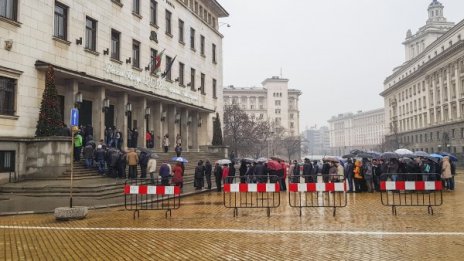 Въпреки дъжда: Стотици на опашка за новите монети