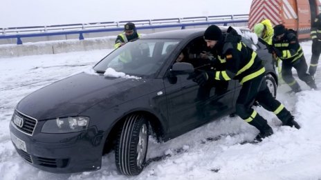 Спасиха блокирани от снежна буря в Испания