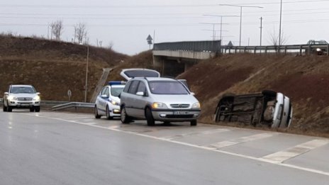 Кола се обърна в канавка при катастрофа до София