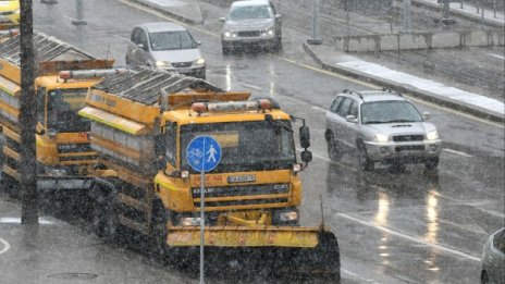 В София снегът е малко, но 61 снегорини сноват