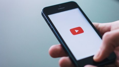 Драмата на YouTube... рекламите в неподходящи клипове