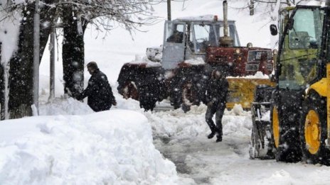 В София вее, из страната сняг и затворени проходи