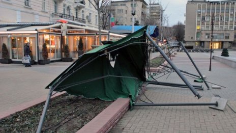 Вятър и снегонавявания блокираха страната, Банско затвори!