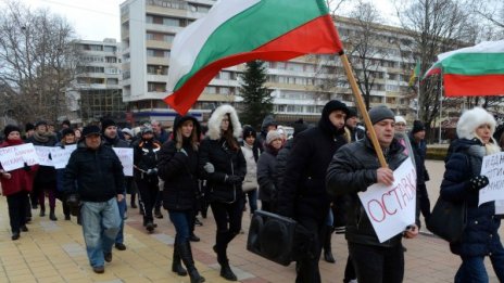 Протест в Добрич: Добре, че няма вода, иначе ще прелее!