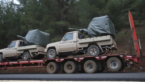 Турция прехвърля военни към границата със Сирия