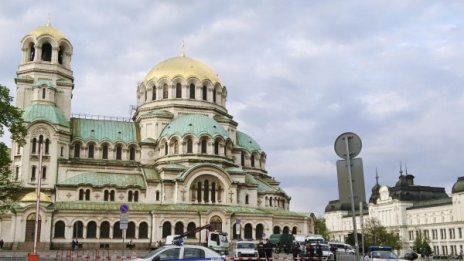 Над 8 млн. чужденци у нас, Ангелкова чака поне още два