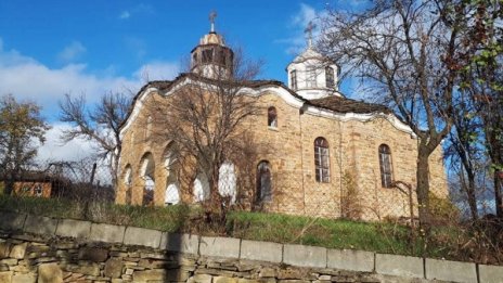 Една България изчезва в Предбалкана: Угасват хора, къщи, минало...