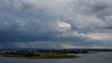 Утре топло и меко, но пък и с превалявания