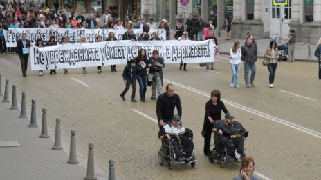 С черни балони и панихида на протест пред НДК 