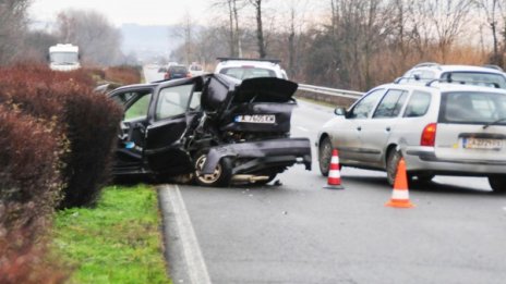 Два автомобила се сблъскаха на пътя Созопол - Бургас