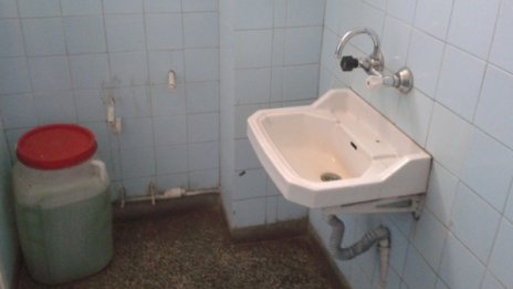 WC в столична поликлиника: Липса на сапун, хартия, хигиена... 