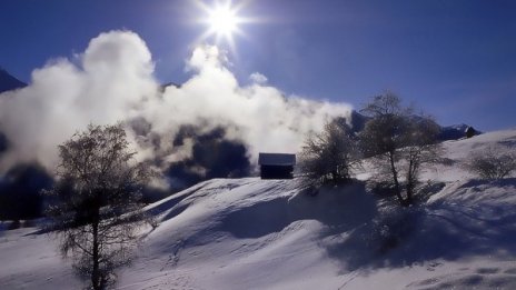 Облачно време ни очаква, на места с превалявания