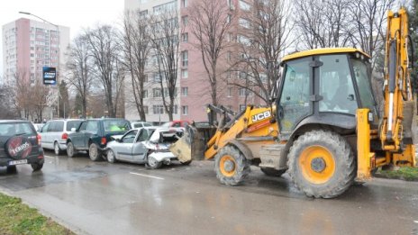 Верижно ПТП във Варна: 7 коли, че и багер