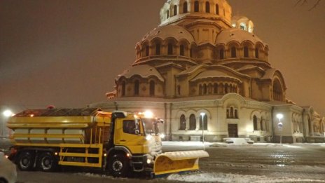 Над 600 машини чистят снега, АПИ: Не пътувайте, ако не се налага!