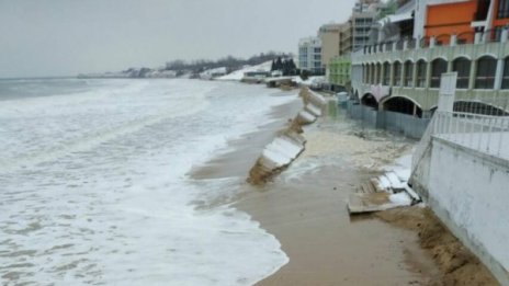 Огромни вълни отнесоха плажове в Несебър и Слънчев бряг