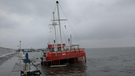 "Кук" потъна в Поморие, бурята го направи на парчета