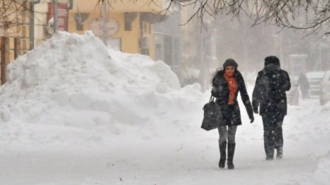 Валежите спират, нахлува още студен въздух