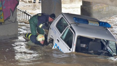 Полицейска Лада падна във Владайската река, двама ранени