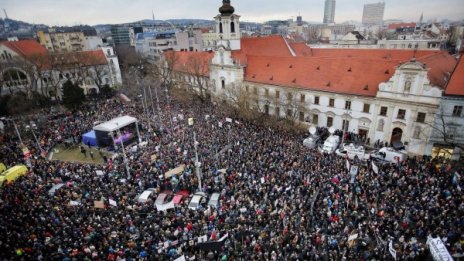 10 000 в Братислава протестираха срещу корупцията