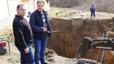 Търново на сухо... Бизнесмен си строи басейн връз водопровод!