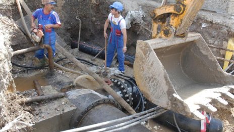 Барбекю, ограда... Лукс имот остави търновци без вода