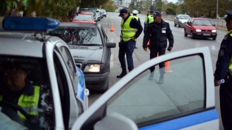 Левове, евро... Младеж подхвърли банкноти в патрулка