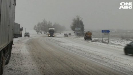 Пролет ли? Половин България е в снежен капан!