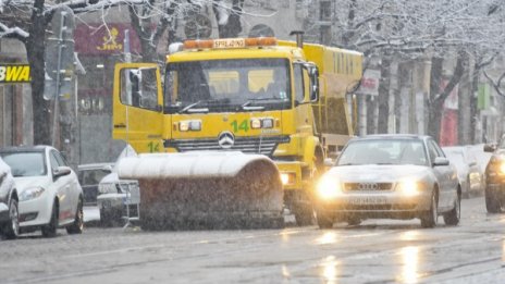 135 снегорина чистят столицата след падналия сняг