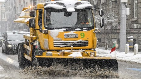 Булевардите в София почистени, на терен – 101 снегорина