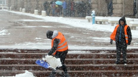 Снегът не изненадал Столичната община. Как мислите?